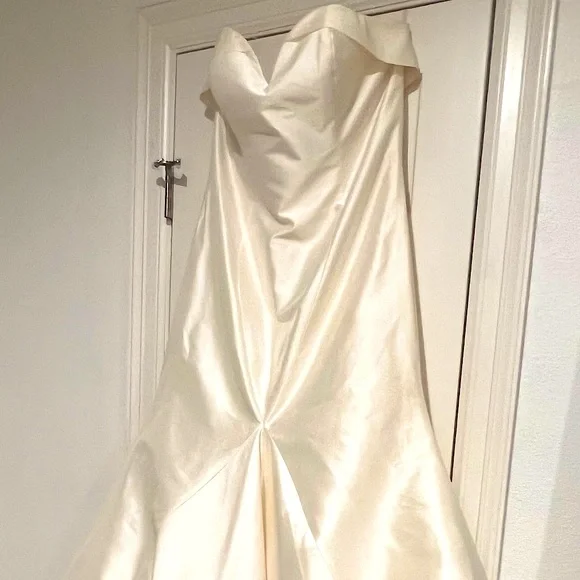 Ivory Antonio Gual Wedding Dress